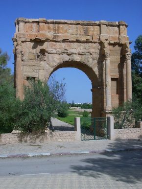 Il maestoso Arco di Diocleziano: una porta aperta verso Sufetula