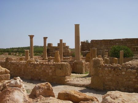 Il colonnato superstite della cappella di Giocondo: sullo sfondo la chiesa di Bellator