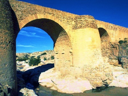Una delle arcate a guado del fiume