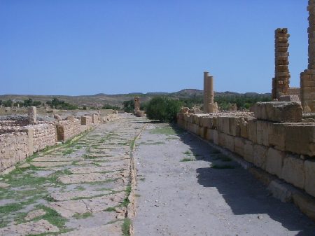 La strada che corre davanti alla chiesa di Servus (sulla destra)