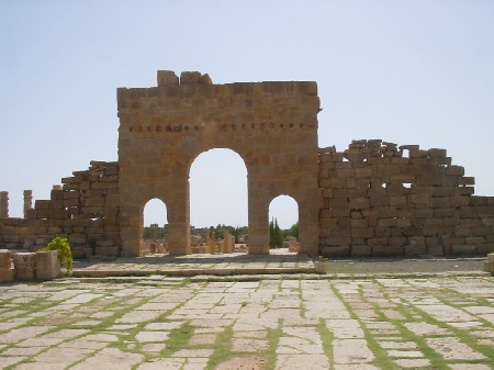 La Porta di Antonino dalla Piazza del Foro