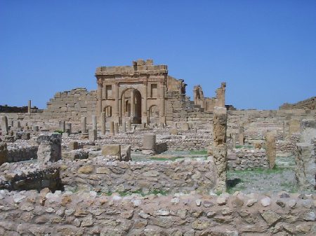 La Porta di Antonino con davanti il quartiere delle botteghe