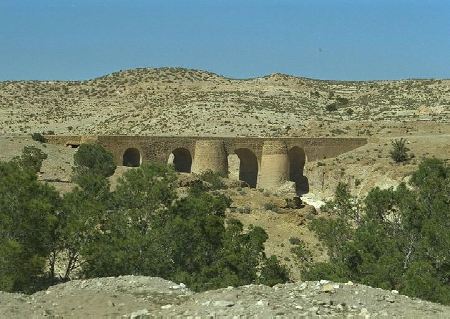 I resti del ponte romano che portava alla città di Sufetula