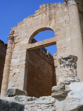 La semplice porta d'entrata al tempio di Giove