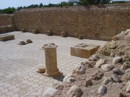 La bella struttura della Palestra delle grandi Terme con mosaici geometrici