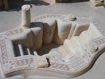 Il magnifico fonte battesimale della chiesa di Vitalis