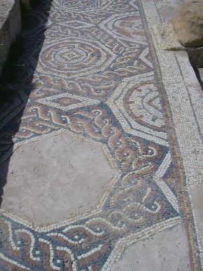 Mosaico geometrico nella chiesa di Vitalis