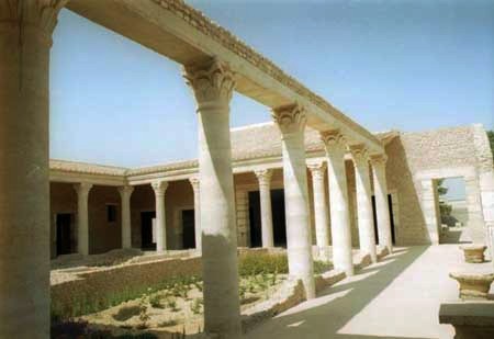 Casa d'Africa: lo spettacolare giardino interno col peristilio colonnato