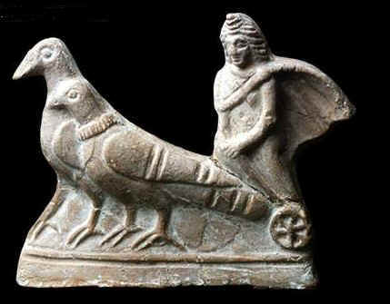 Statuetta che raffigura un Amore che conduce un carro attaccato a delle colombe