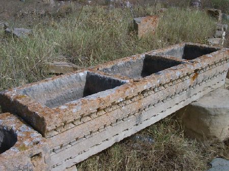 Resti di decorazioni e strutture per l'acqua della Basilica cristiana