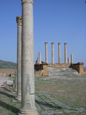 Il Foro quadrato su cui si affaccia il Tempio della Pace