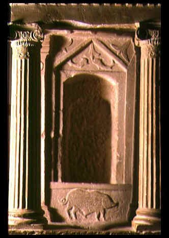 Cippo votivo a forma di Naiskos, cioè una cappella in miniatura, che raffigura un tempio dedicato a Demetra