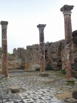 Colonnato di ambienti delle terme con pavimenti a mosaico.