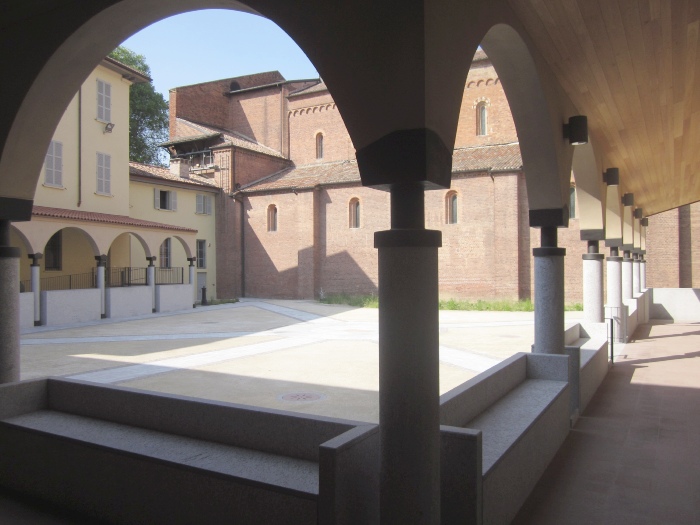 Il nuovo chiostro di san Pietro in Ciel d'Oro a Pavia dopo i restauri, dove è stata allestita la mostra