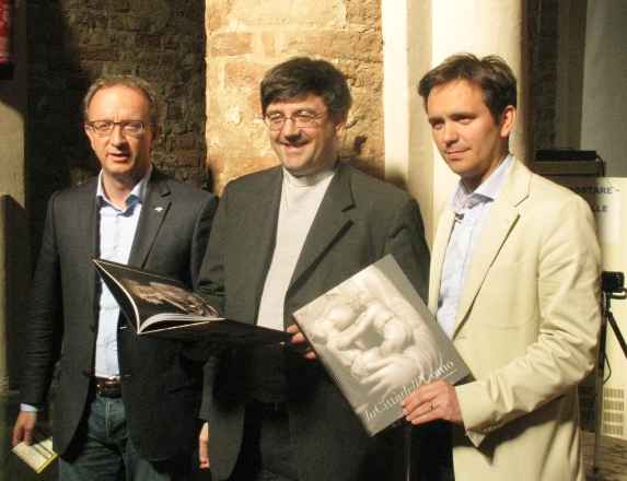 Il presidente della Provincia Vittorio Poma, il curatore della mostra don Giuseppe Bolis, il sindaco di Pavia Alessandro Cattaneo