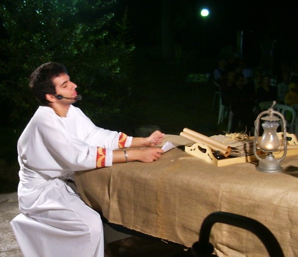 Agostino in una scena della rappresentazione Scintilla d'Africa presso il parco storico-archeologico