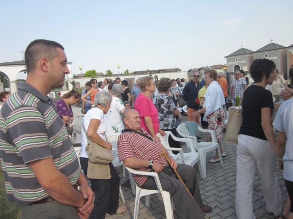 Un momento della celebrazione al cimitero presso la tomba di p. Mauro