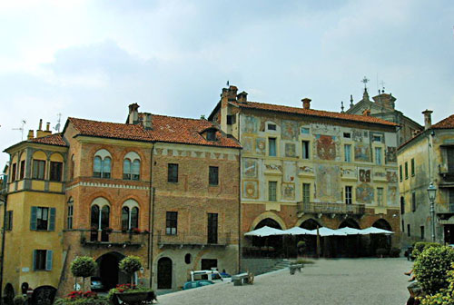 Una via del centro storico di Mondovì