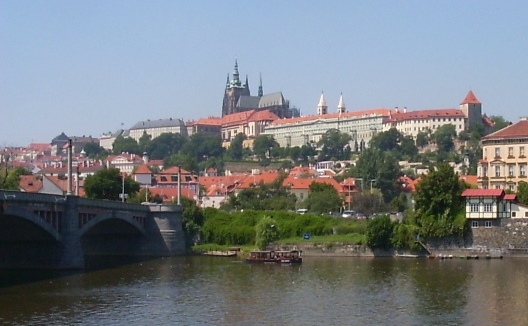 Il castello di Praga visto dal ponte sul Danubio
