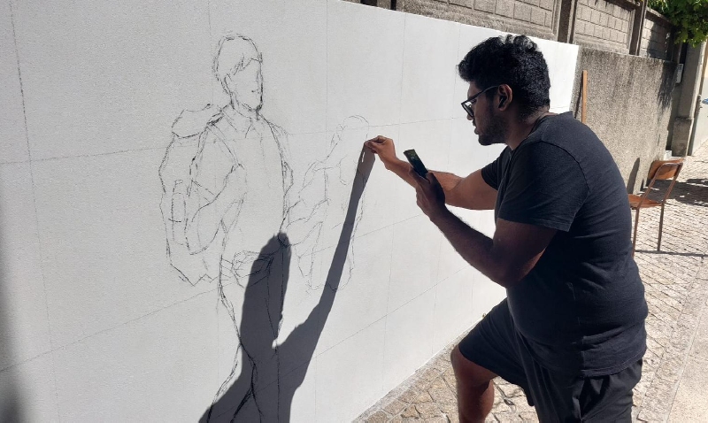 L'artista Akila al lavoro