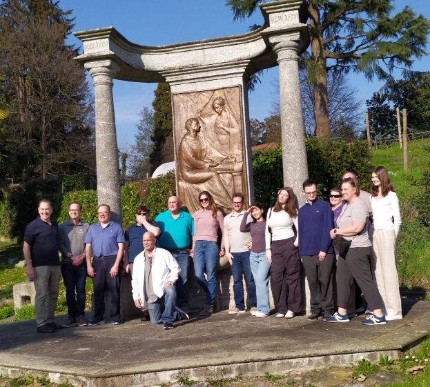 Studenti e insegnanti del Marrimack davanti al monumento ad Agostino e Monica
