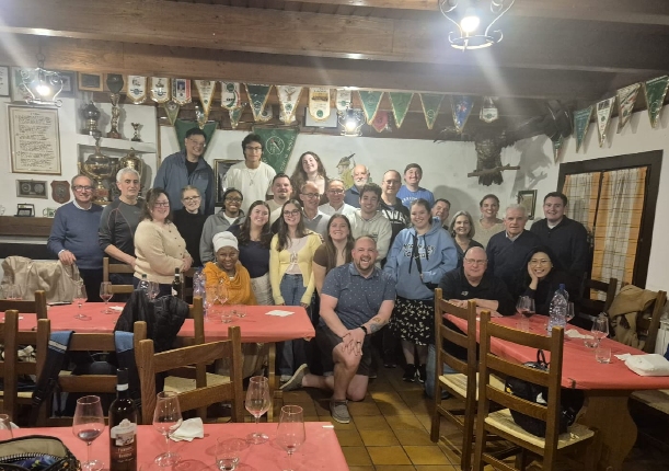 Studenti e insegnanti del Marrimack nella baita degli Alpini