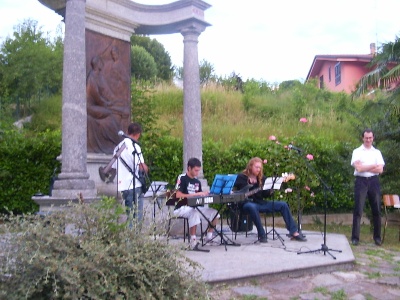 I musicisti davanti al monumento di S. Agostino nel parco