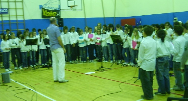 Ragazzi del Coro Adeodato durante l'esecuzione