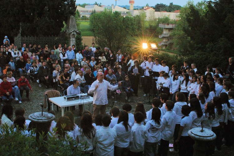 Il coro si prepara ad una esecuzione nel cortile del Sepolcreto Visconti