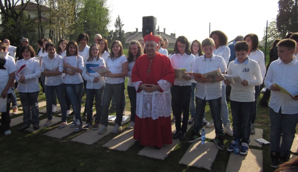 Il cardinale Tettamanzi fra i ragazzi del Coro Adeodato