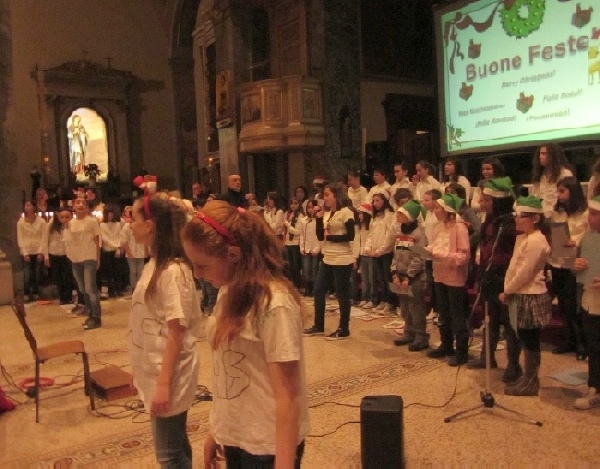 Canto finale dello spettacolo natalizio
