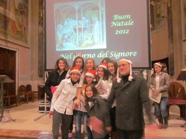 Il Maestro Silvano Bianchi e alcuni ragazzi Coro Adeodato alla fine del Concerto