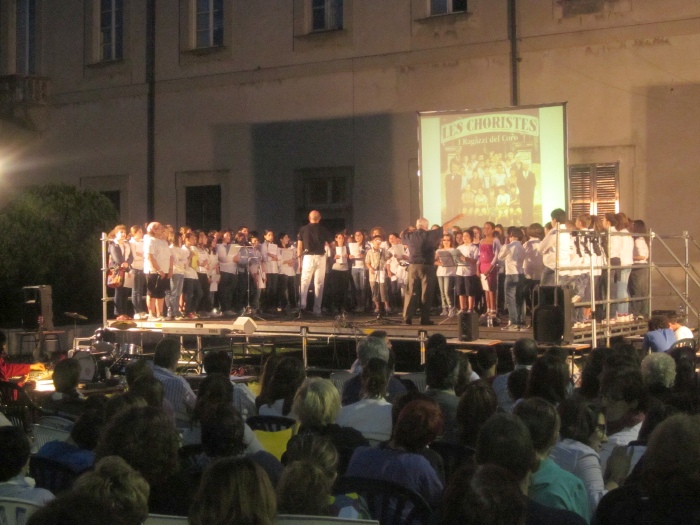 Il Coro Adeodato e il Coro di Pusiano sul palco durante una esibizione comune