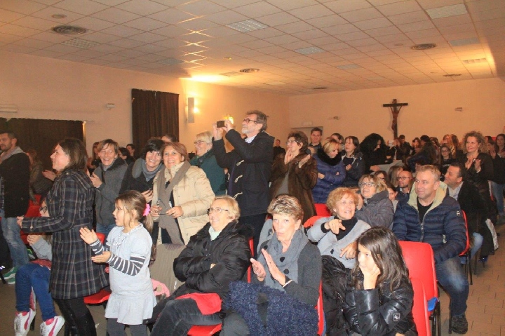 Gli applausi del pubblico alla fine dello spettacolo al teatro dell'Oratorio di Cassago