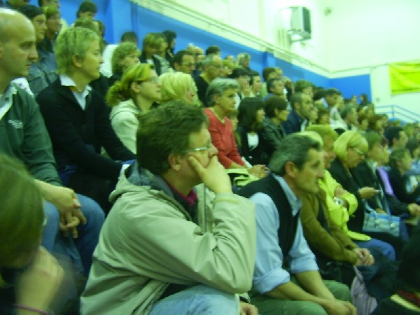 Il pubblico in palestra mentre segue lo spettacolo