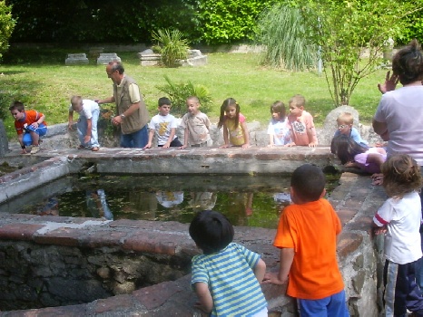  Ragazzi attorno alla fontana di sant'Agostino  