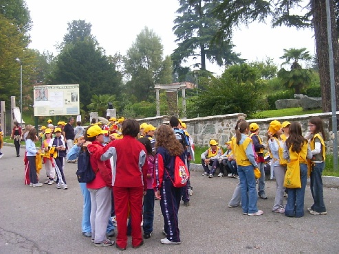  ragazzi della scuola media davanti al parco in attesa di pulirlo 