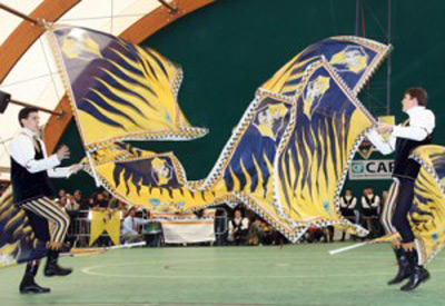 Sbandieratori del Palio in azione lungo le vie del paese