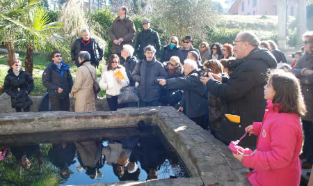 I pellegrini di Padova in sosta davanti alla Fontana di sant'Agostino