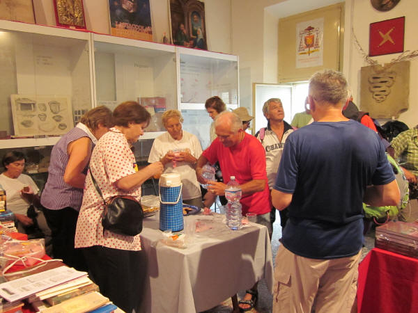 I pellegrini si riposano e si rifocillano nella sede della Associazione S. Agostino