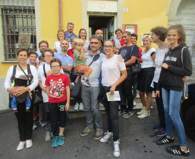 Buona parte del gruppo di famiglie di Costa Masnaga davanti alla Sede della Associazione S. Agostino