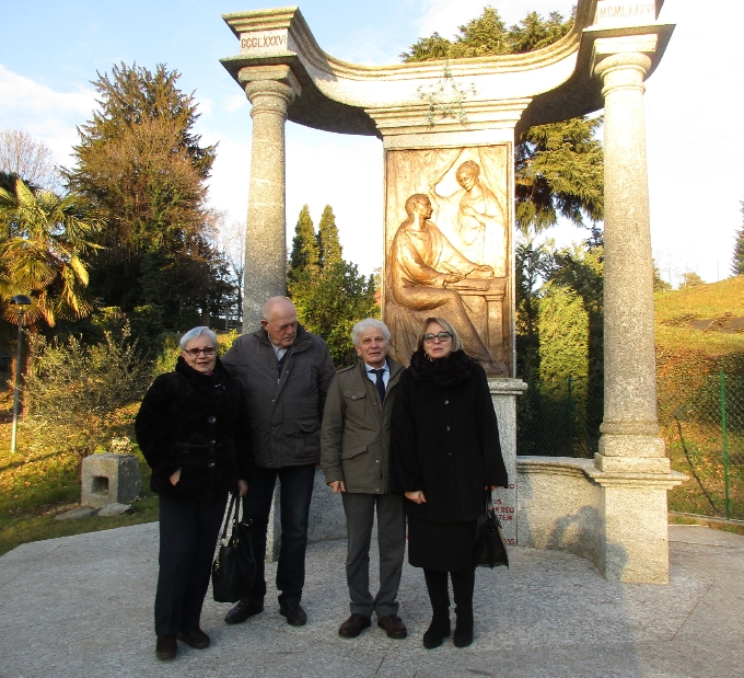 L'ambasciatrice ucraina presso la S. Sede Ishevska tetyana davanti al Monumento ad Agostino