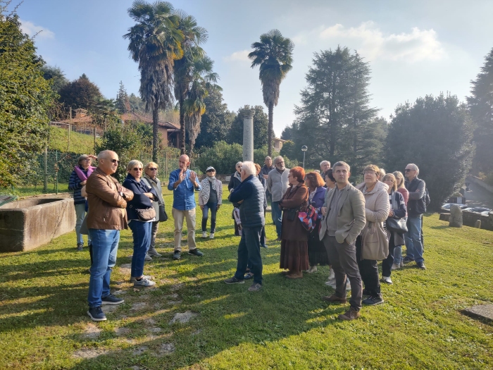 Un gruppo di visitatori di Giussano nel parco S. Agostino