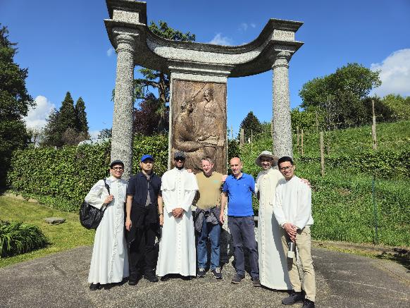 I Fratelli Lateranensi in visita a Cassago davanti al Monumento ad Agostino
