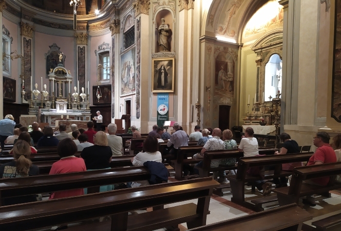 Il gruppo di pellegrini polacchi in attesa della celebrazione religiosa