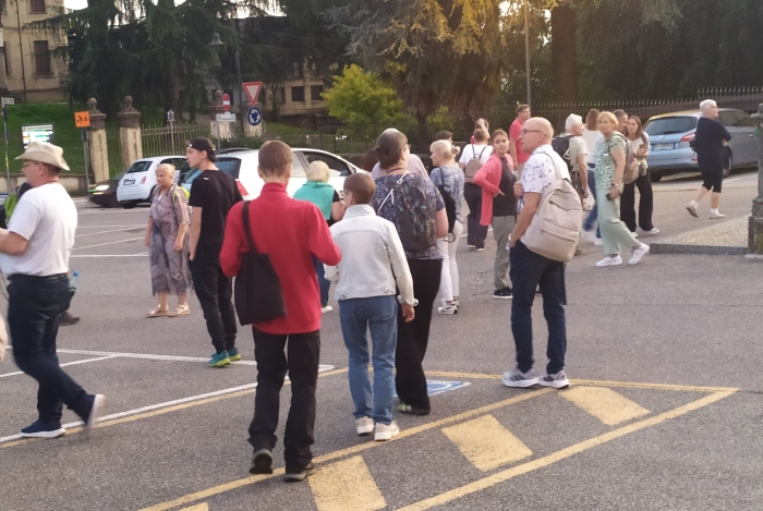 Il gruppo di pellegrini polacchi sul piazzale della chiesa