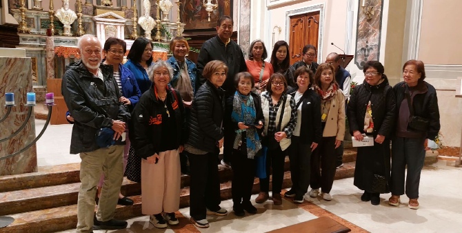 I pellegrini della parrocchia di sant'Agostino di san Francisco davanti all'altare