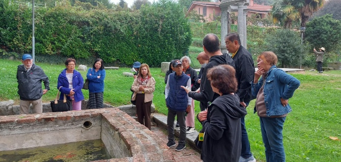 Alcuni pellegrini della parrocchia di sant'Agostino di san Francisco davanti alla Fontana di S. Agostino