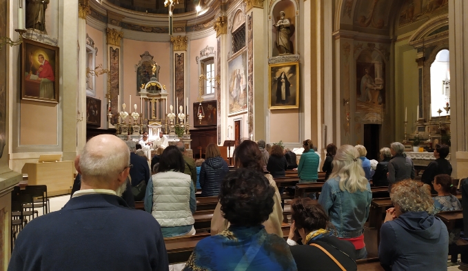 I pellegrini assistono alla S. Messa nella chiesa parrocchiale di Cassago