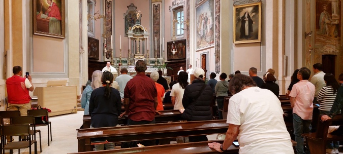 I pellegrini della parrocchia di san Nicola da Tolentino di New Yok celebrano la S. Messa